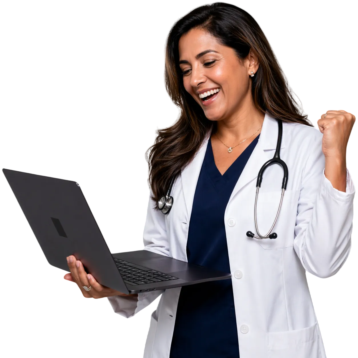 Médica sorrindo usando laptop comemorando resultado positivo no marketing digital